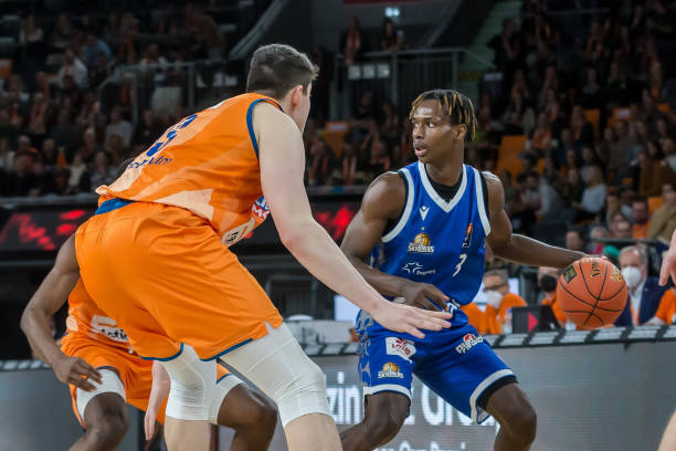 CBA常规赛：青岛男篮大胜广州男篮 获第三阶段开门红